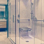Cabine douche senior sécurisée : barres d’appui et sol antidérapant