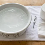 Hémorroïdes bain chaud ou froid : bain de siège tiède, eau tiède et thermomètre