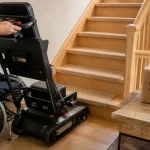 Monte escaliers mobile sans installation sur chenilles au pied de l’escalier