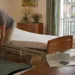 Location lit médicalisé Strasbourg : technicien ajuste un lit électrique, prescription